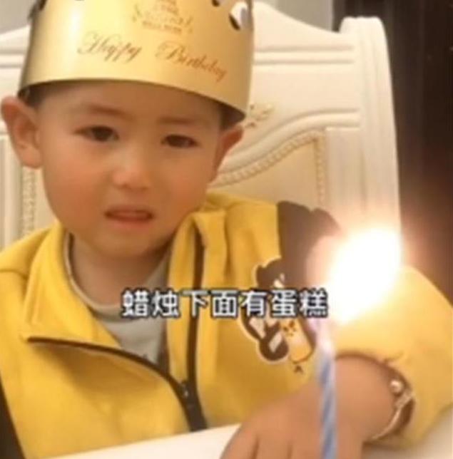 超级宝妈▲“最委屈生日”火了，宝宝对着假蛋糕边哭边许愿，网友：这爹太坑