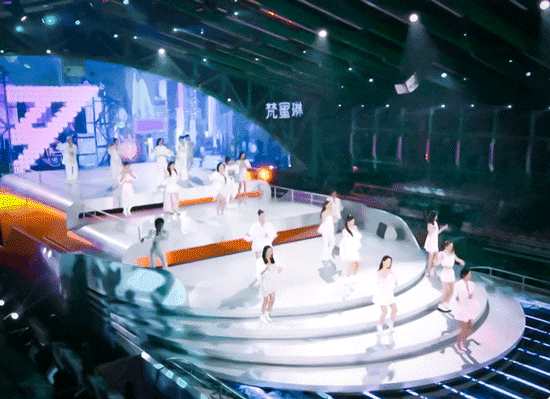 记忆拼图|在“乘风破浪”舞台上，看到了女性的相互欣赏和团结向上的力量