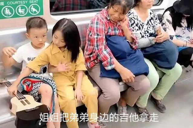 「你的育儿经」姐弟俩乘地铁火了，下意识的举动获网友点赞：你有教养的样子真美