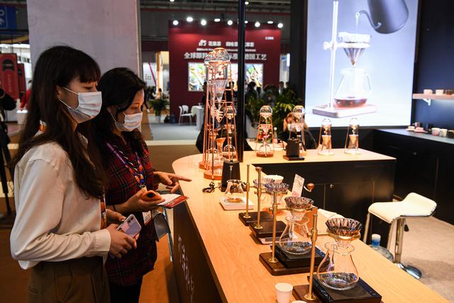 咖啡|遇见Coffee｜咖啡飘香国展中心，来看小姐姐用植物奶“拉花”
