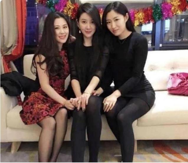 “高颜值母女”走红，3人同坐分不清谁是妈，网友：求同款丈母娘