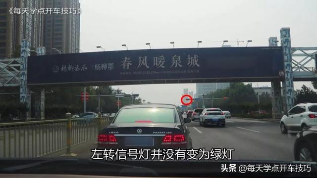 路口绿灯时前轮过线后，突然绿灯变红灯，到底能不能继续走？