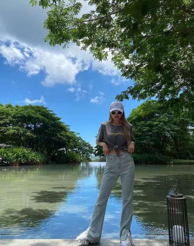 最时尚周扬青穿搭分享,各种穿搭风格展示出曼妙身姿,令人目不转睛