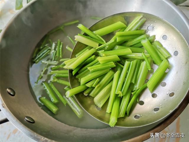 东北家常老菜，芹菜粉的做法，百吃不厌，粉条劲道，芹菜翠绿入味