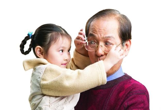 你的育儿经■我姥爷“缺”心眼，4岁外孙学错话惹人笑，背后现象让人陷入沉思