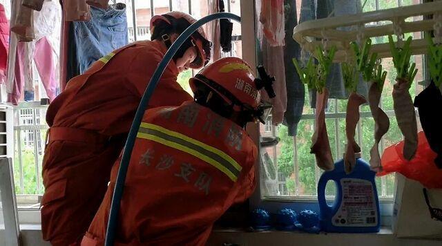 「中国经济网」惊险！3岁女童头部被卡防盗窗，身体悬空，家长千万要注意