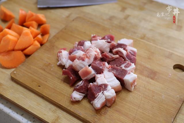 煮羊肉汤时，记住“2用1多放”，汤奶白浓郁，膻味小味道鲜香