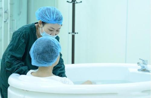 「超级宝妈」“水中分娩比剖腹产好？”为什么明星不选择水中分娩？原因有4点