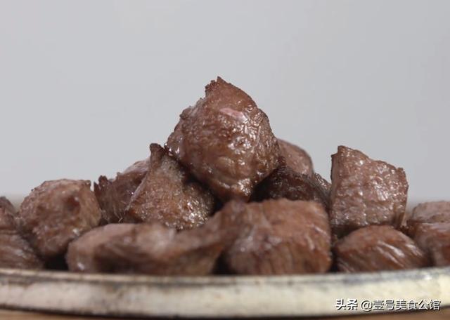 黑椒牛肉粒这样做太好吃，肉嫩营养，焦香四溢，家人爱吃的美食