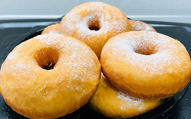 第一次这样做甜甜圈，色泽金黄，外酥内软，做法简单，无需烤箱