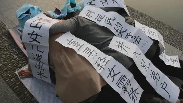 夫妻连生8个女儿，被全村笑话是“绝户”，如今却比谁都幸福