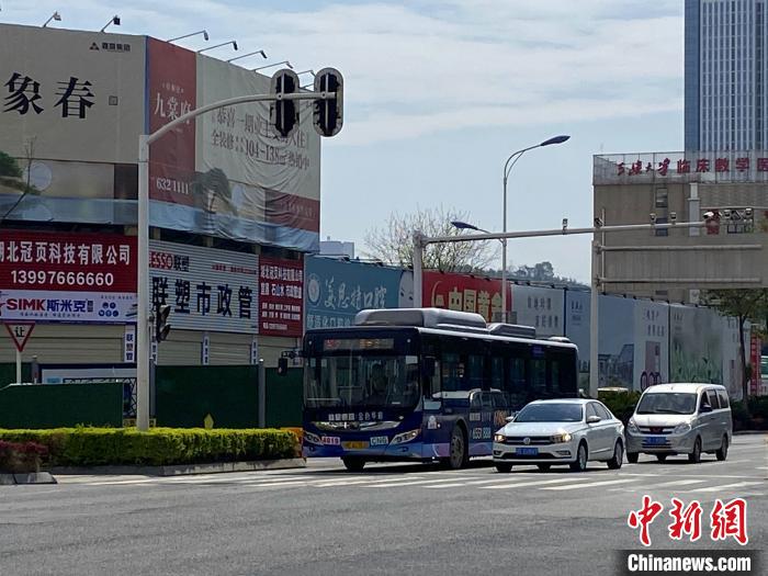 #中国新闻网客户端#湖北多地恢复公共交通 居民生活渐复正轨