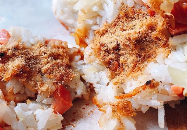 剩米饭别再炒蛋了，拌一拌煎一煎，早餐吃它方便又美味