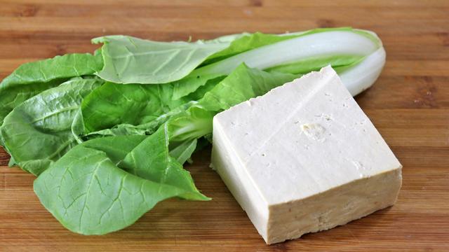 白菜别再直接炒了，加1块豆腐，比吃肉还过瘾，上桌连汤汁都不剩