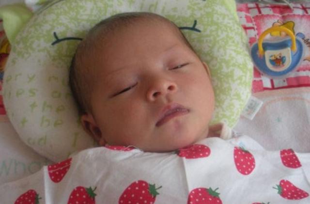 孩子睡觉起来面瘫，只因这个动作，很多宝宝都会做