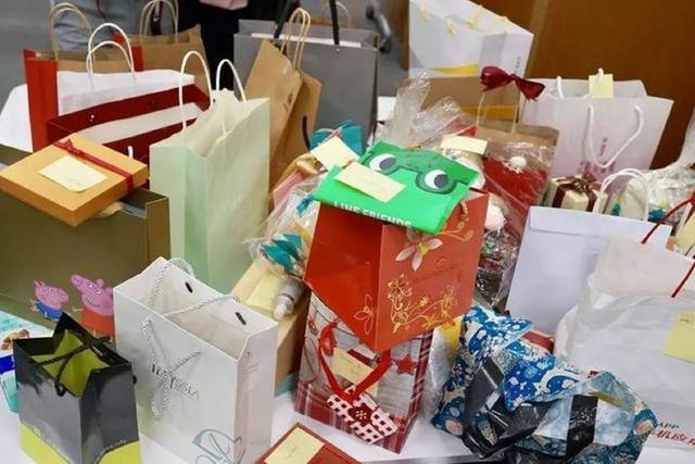 幼儿园里互赠圣诞礼，孩子近千元玩具换回“废纸人”，家长怒了