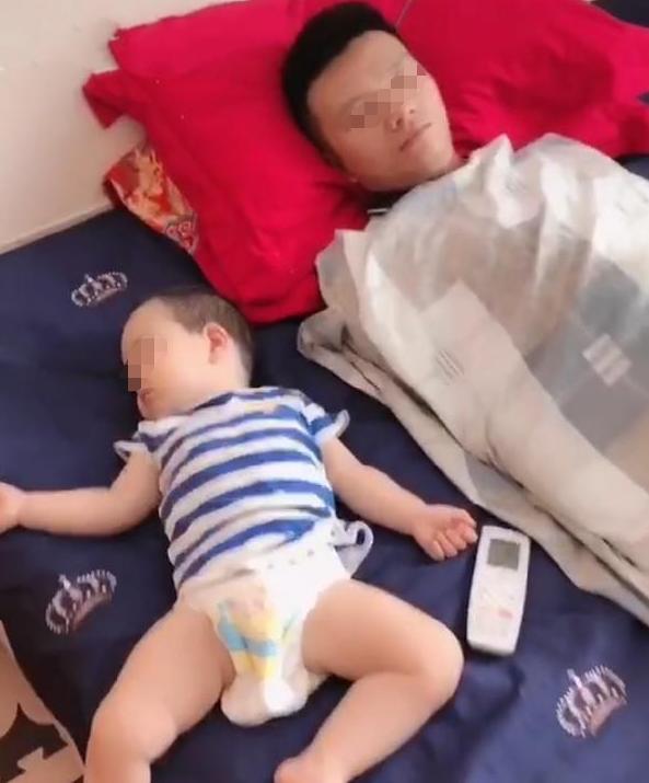 你的育儿经:爸爸带3岁女儿睡觉,妈妈推开门看到这画面,网友:同款爸爸