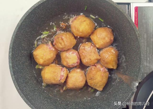 猪肉和白菜的美味新吃法，搭配油豆腐，鲜香又营养，孩子特爱吃