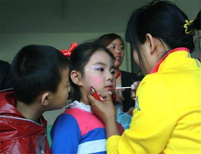 你的育儿经|3岁萌娃臭美,把芝麻糊当面膜,宝妈:上辈子可能是个“粉刷匠”