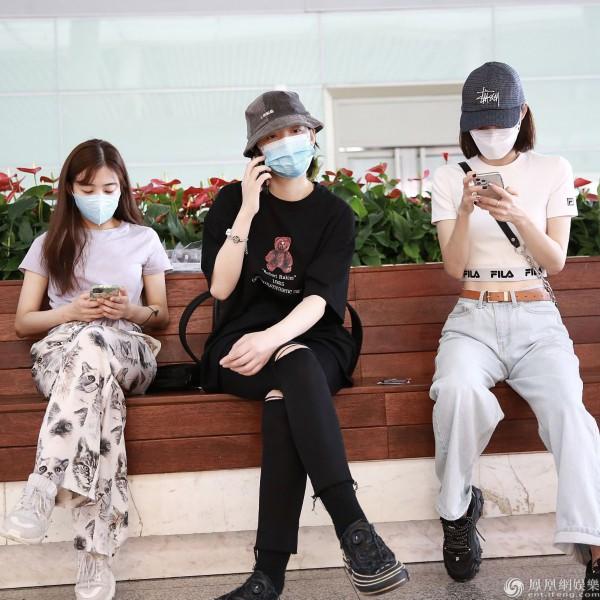 影视交流地|姐姐组团！张含韵与王丽坤比腰 李斯丹妮晒战利品仨人聊太嗨