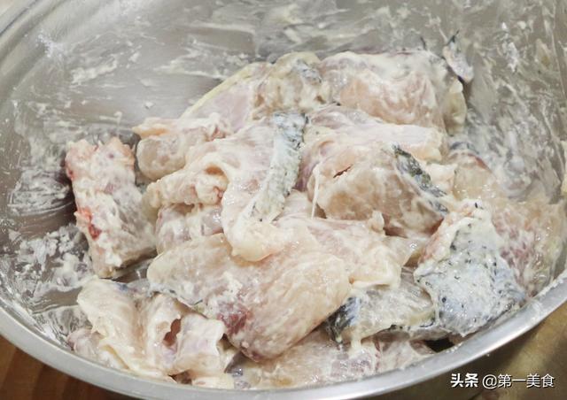 把一条草鱼做的焦香酥脆，连每根鱼刺都香辣入味！太过瘾了