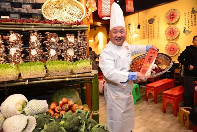 明星火锅店比「海底捞」还暴利，背后竟是“神秘组织”在操盘？