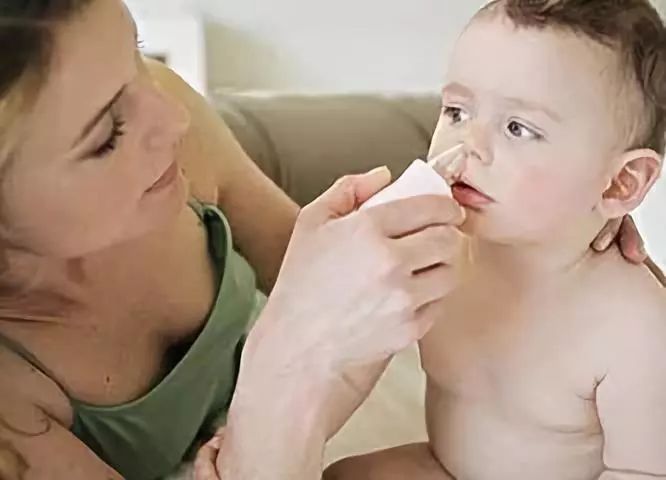 暖先生格调▲婴儿呛奶是该竖抱还是趴抱？正确护理手法，宝妈要珍藏！