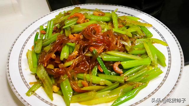 不管做什么炒粉条，可别泡软就炒，多加2步，粉条爽滑筋道又入味