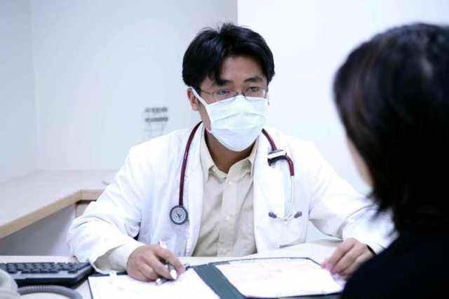 「超级宝妈」“霸气”产妇全网走红，顺产完直接走回病房，网友：女王得胜归来