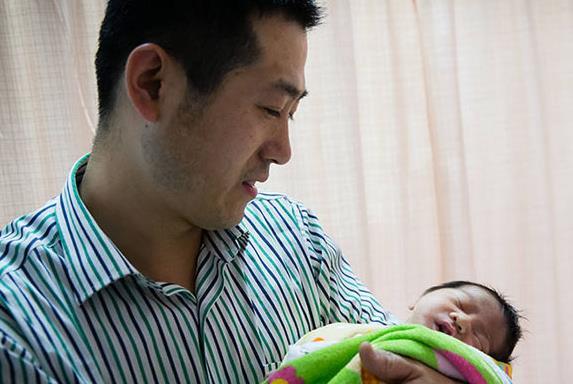 超级宝妈|22岁产妇生娃，产房外站着4个“宝爸”，孩子的“亲爸”到底是谁
