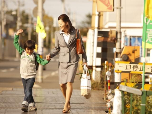 你的育儿经|幼儿园放学,你习惯早接还是晚接?心理学家的解释值得父母深思