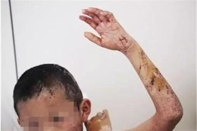 “我希望爸爸快点死”，5岁男孩过生日却诅咒父亲，真相让人泪崩