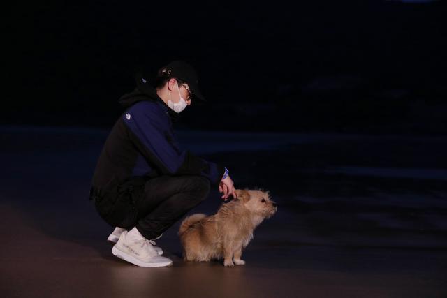 明明在等|许魏洲《让生活好看》独自海边旅行 模仿giao哥反差萌