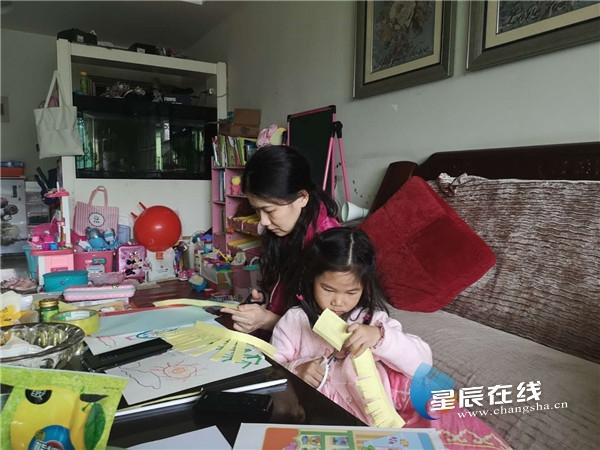 【你的育儿经】自制菊花手绘文明画报 长沙幼儿参加清明节主题活动