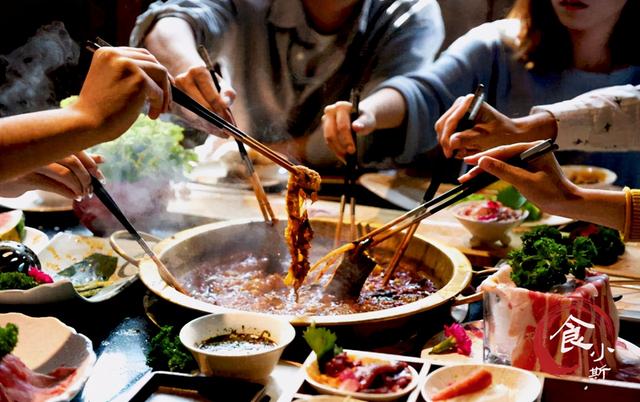 在家吃火锅，一家3口花了300多，洗碗时扎心了：不如去火锅店