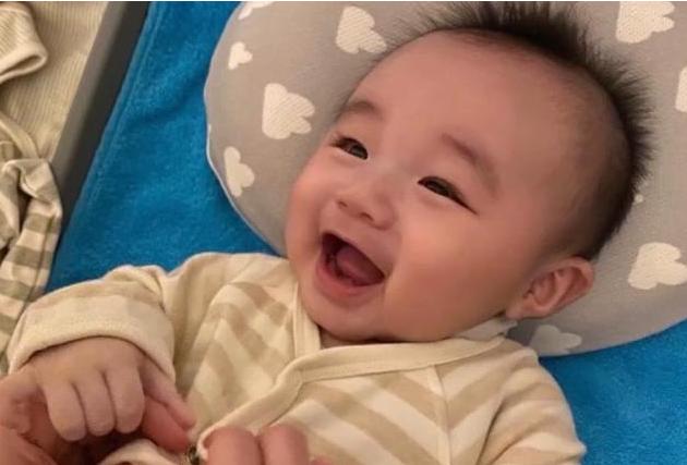 月影浓|古巨基高调晒娃，半岁儿子完美继承他的好基因，笑起来如复制粘贴