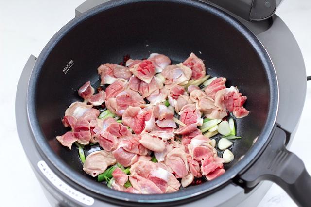 双椒爆鸡胗，脆爽有嚼劲，干香下饭味道好，烹饪简单家常菜