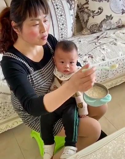 [你的育儿经]如何让宝宝的食物快速降温？可以放在空中“转三圈”