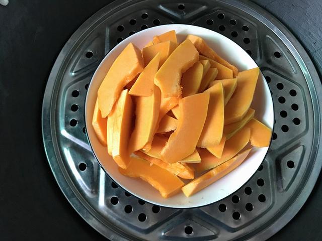 奶油南瓜浓汤：典型的西餐吃法，味道确实不错