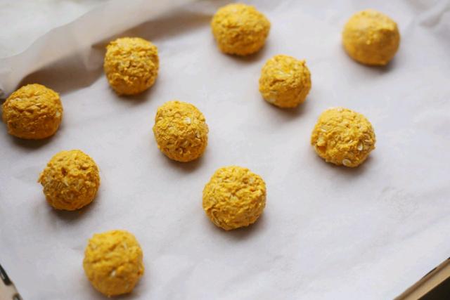 冬天就馋这零食，半个南瓜，1碗燕麦就能做，香甜酥脆太好吃了