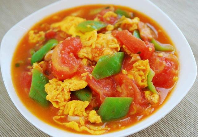 学会这样做西红柿青椒炒蛋，营养美味又解馋下饭，孩子们特喜欢