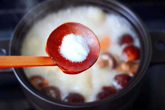 孩子食欲不振，不爱吃饭，胡萝卜炖鸡一道菜就解决问题，鲜香味美