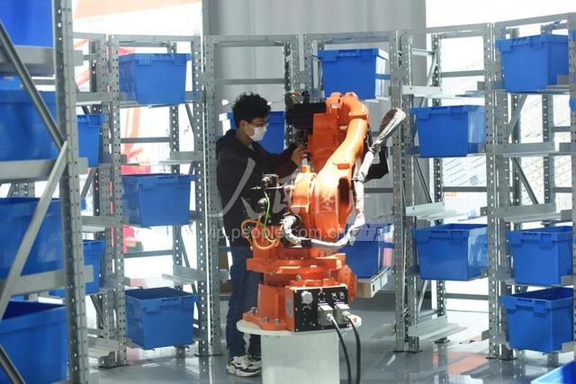 【人民图片】杭州：加快新款机器人生产 满足市场需求