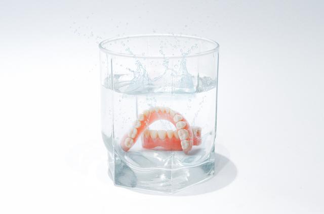 假牙“有效期”的长短，与这几个因素有关