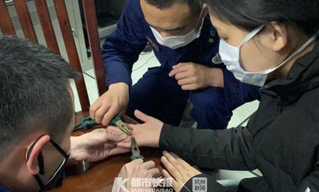 「超级宝妈」浙江一新手妈妈想知道自己产后胖了多少，戴个戒指试试，结果悲剧了……