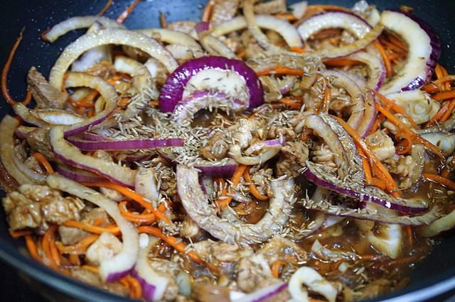 电饭锅版羊肉抓饭，简单易做，鲜香美味，几步就能轻松搞定