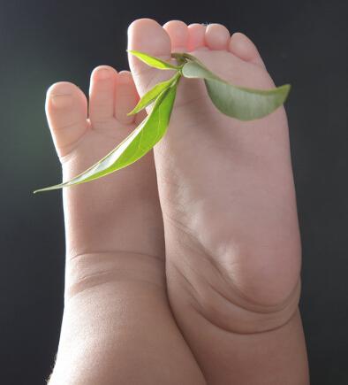你的育儿经：孩子撒野管不住？就让他在光脚走两步吧，妈妈切记