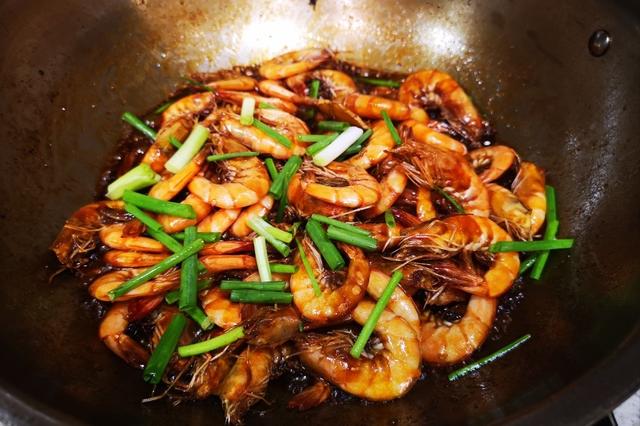 鲜虾，我家从不用水煮，大厨教我一招，虾肉鲜香醇厚，营养不流失