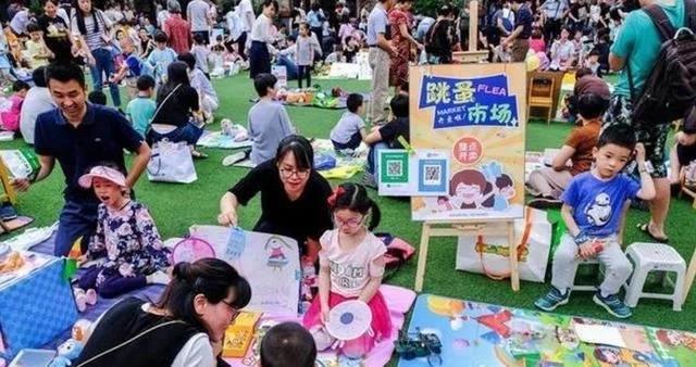 幼儿园办跳蚤市场，孩子两手空空被嫌弃，家长质问老师却被怼回