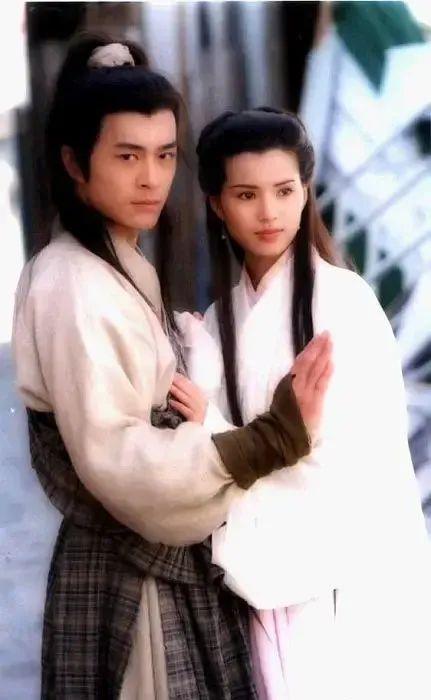 不明白小姐|baby版小龙女曝光,穿白裙竹竿身材撑不起衣服,脸僵法令纹严重